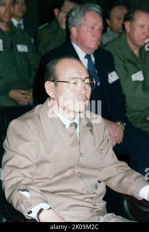 Il presidente coreano Chun Doo-hwan partecipa a un briefing dato da essere Generale maggiore (MGEN) Claude M. Kicklighter, comandante, 25th Divisione di Fanteria, durante la squadra di esercizio congiunta USA/Corea del Sud SPIRIT '85. Foto Stock