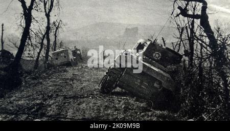 Sherman Tank in azione durante la seconda guerra mondiale Lo Sherman M4, ufficialmente il carro armato medio, M4, era il carro armato medio più ampiamente usato dagli Stati Uniti e dagli alleati occidentali nella seconda guerra mondiale Foto Stock