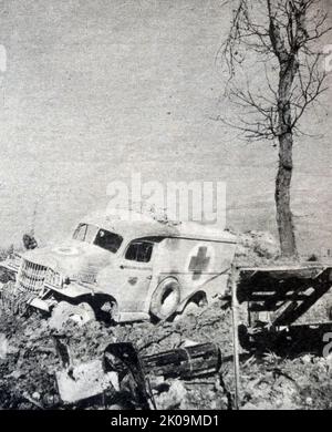 Bomba anti-personale: Un'ambulanza della Croce Rossa britannica colpita da un Messerschmitt durante la seconda guerra mondiale La Messerschmitt AG era una società tedesca di produzione di aeromobili con proprietà azionaria limitata, chiamata con il nome del suo capo designer Willy Messerschmitt, e conosciuta principalmente per i suoi aerei da combattimento della seconda guerra mondiale, in particolare BF 109 e Me 262. Foto Stock