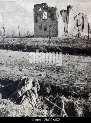 Distruzione e morte sulla strada per Cassino. Le truppe caduto giacciono sul lato della strada durante la seconda guerra mondiale La Battaglia di Monte Cassino, conosciuta anche come Battaglia per Roma e Battaglia per Cassino, fu una costosa serie di quattro assalti da parte degli Alleati contro la linea invernale in Italia tenuti dalle forze dell'asse durante la Campagna italiana della seconda guerra mondiale Foto Stock