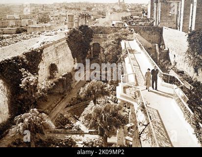 Principessa Elisabetta II e il Duca di Edimburgo passeggiando su una passeggiata sopra i giardini formali nel Mediterraneo. Elizabeth II (Elizabeth Alexandra Mary, 21 aprile 1926) è una regina del Regno Unito e 14 altri regni del Commonwealth. Filippo di Edimburgo (Filippo di Grecia e Danimarca, 10 giugno 1921 – 9 aprile 2021) è stato il marito della regina Elisabetta II Foto Stock