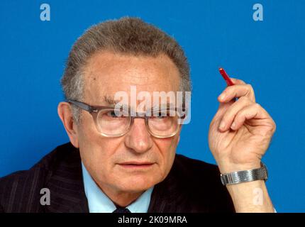 Paul Samuelson (1915 - 2009) economista americano, che è stato il primo americano a vincere il Premio Nobel Memorial in Scienze economiche. Samuelson fu uno degli economisti più influenti della fine del 20th° secolo. Foto Stock