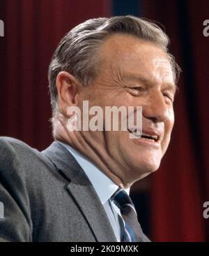 Nelson Aldrich Rockefeller (1908 - 1979) uomo d'affari e politico americano che è stato il 41st vice presidente degli Stati Uniti dal dicembre 1974 al gennaio 1977, e in precedenza come il 49th governatore di New York dal 1959 al 1973. Ha inoltre ricoperto la carica di vice segretario di Stato per gli affari della Repubblica americana per i presidenti Franklin D. Roosevelt e Harry S. Truman (1944-1945), nonché di sottosegretario alla Sanità, all'Educazione e al benessere sotto Dwight D. Eisenhower dal 1953 al 1954. Nipote del miliardario John D. Rockefeller e membro della ricca famiglia Rockefeller, era un noto Foto Stock