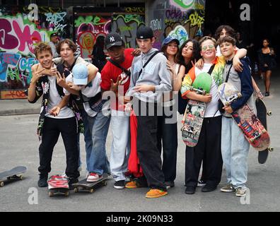 Studenti delle scuole superiori skateboarding nel centro di Londra, durante una pausa dalla scuola, nel Covid-19, Coronavirus Pandemic. Settembre 2021. Foto Stock