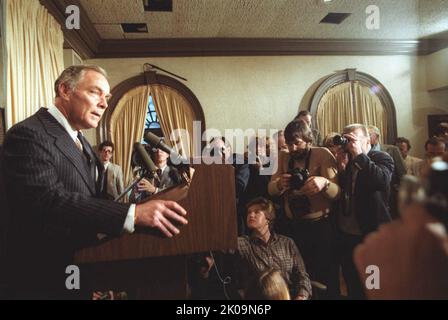 Center Alexander Haig Alexander Haig (1924 – 2010) è stato il Segretario di Stato degli Stati Uniti sotto il presidente Ronald Reagan e il capo di stato maggiore della Casa Bianca sotto i presidenti Richard Nixon e Gerald Ford. Si ritirò come generale dall'esercito degli Stati Uniti, essendo stato Comandante supremo alleato Europa come vice capo di stato maggiore dell'esercito. Nel 1973 divenne il più giovane generale a quattro stelle della storia dell'esercito statunitense. Foto Stock