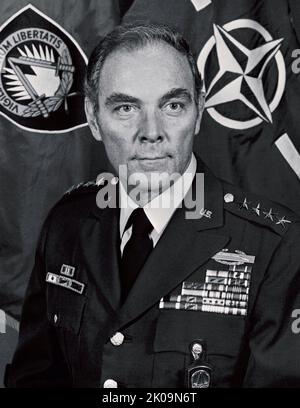 Center Alexander Haig Alexander Haig (1924 – 2010) è stato il Segretario di Stato degli Stati Uniti sotto il presidente Ronald Reagan e il capo di stato maggiore della Casa Bianca sotto i presidenti Richard Nixon e Gerald Ford. Si ritirò come generale dall'esercito degli Stati Uniti, essendo stato Comandante supremo alleato Europa come vice capo di stato maggiore dell'esercito. Nel 1973 divenne il più giovane generale a quattro stelle della storia dell'esercito statunitense. Foto Stock