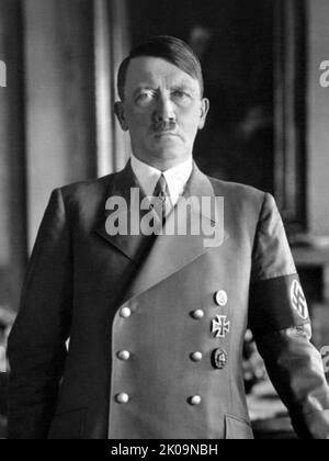 Adolf Hitler (1889 - 30 aprile 1945). Politico tedesco di origine austriaca che fu dittatore della Germania dal 1933 fino alla sua morte nel 1945. Salì al potere come leader del Partito nazista, diventando cancelliere nel 1933 e poi assumendo il titolo di Fuhrer und Reichskanzler nel 1934. Durante la sua dittatura, iniziò la seconda guerra mondiale in Europa invadendo la Polonia il 1 settembre 1939. Durante tutta la guerra fu strettamente coinvolto nelle operazioni militari e fu fondamentale per la perpetuazione dell'Olocausto, il genocidio di circa sei milioni di ebrei e milioni di altre vittime. Foto Stock