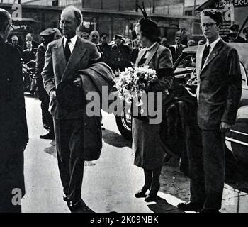 Il principe ereditario Baudouin e il re Leopoldo III, con la sua seconda moglie principessa di Rethy, ad Amsterdam. Il principe Baudouin (7 settembre 1930 – 31 luglio 1993) fu re dei belgi dal 1951 fino alla sua morte nel 1993. Fu l'ultimo re belga ad essere sovrano del Congo. Baudouin era il figlio maggiore del re Leopoldo III (1901-1983) e della sua prima moglie, la principessa Astrid di Svezia (1905-1935). Center Lilian, Principessa di Rethy (Maria Lilian Henriette Lucie Josephine Ghislaine Baels, 28 novembre 1916 – 7 giugno 2002), è stata la seconda moglie del re Leopoldo III del Belgio. Foto Stock