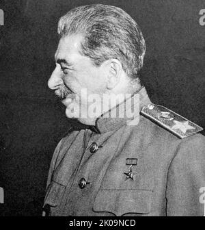 Joseph Stalin (1878 - 1953) leader politico georgiano rivoluzionario e sovietico che governò l'Unione Sovietica dal 1924 fino alla sua morte nel 1953. Fu Segretario Generale del Partito Comunista dell'Unione Sovietica (1922-1952) e Presidente del Consiglio dei Ministri dell'Unione Sovietica (1941-1953). Un comunista ideologicamente impegnato nell'interpretazione leninista del marxismo, Stalin formalizzò queste idee come marxismo-leninismo mentre le sue politiche sono note come stalinismo. Foto Stock