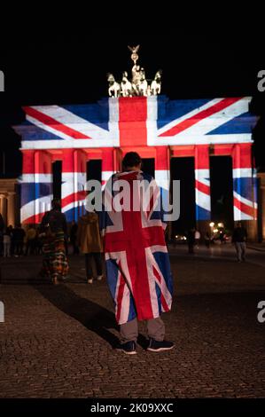 09.09.2022, Berlino, Germania, Europa - dopo la morte della regina Elisabetta II, la capitale tedesca esprime lutto e illumina la porta di Brandeburgo. Foto Stock