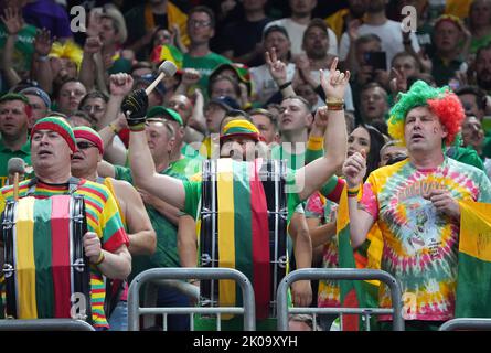 Berlino, Germania. 10th Set, 2022. Pallacanestro: Campionato europeo, Spagna - Lituania, knockout round, round del 16, Mercedes-Benz Arena, I fan della squadra lituana fanno il tifo per la loro squadra. Credit: Soeren Stache/dpa/Alamy Live News Foto Stock