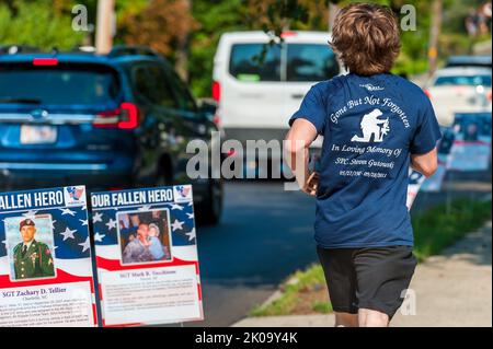 Il Massachusetts Run for the Fallen è dedicato a mantenere viva la memoria dei soldati che sono passati durante il loro servizio dal 9/11/01. Foto Stock