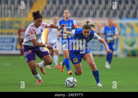 Aldiana Amuchie (Austria Wien) e Maria Mikolajova (SKN St Ponten) che si accingeranno per la palla durante il Planet pure Frauen Bundesliga Match SKN St Polen vs Austria Wien (Tom Seiss/ SPP) Credit: SPP Sport Press Photo. /Alamy Live News Foto Stock