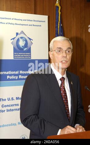 International Housing Finance Policy Roundtable - Office of Policy Development and Research-sponsorizzato International Housing Finance Policy Roundtable, focalizzato sulla crisi dei mutui subprime, presso la sede HUD. Il Segretario Alphonso Jackson e il Vice Segretario Roy Bernardi hanno espresso osservazioni; tra i partecipanti vi erano il moderatore Britt Gwinner, Lead Housing Finance Specialist presso la Banca Mondiale; Gregory Ingram del Lincoln Institute of Land Policy; Allen Frankel, consulente presso la Banca dei regolamenti internazionali; David Chow della China Development Financial Holding Corporation di Taiwan; E Alan Eli Foto Stock