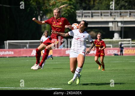 10th settembre 2022; Stadio tre Fontane, Roma, Italia: Serie A Femminile COME Roma contro AC Milan: Carina Wenninger di AS Roma e Martina Piemonte di AC Milan sfida per una palla alta Foto Stock