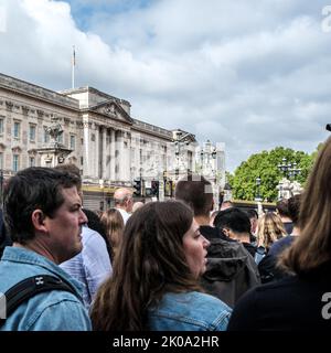 Città di Westminster Londra, Regno Unito, 10 2022 settembre, le folle si riuniscono di fronte a Buckingham Palace dopo la morte della regina Elisabetta II Foto Stock