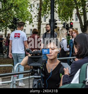 Città di Westminster Londra, Regno Unito, 10 2022 settembre, le folle si riuniscono di fronte a Buckingham Palace dopo la morte della regina Elisabetta II Foto Stock