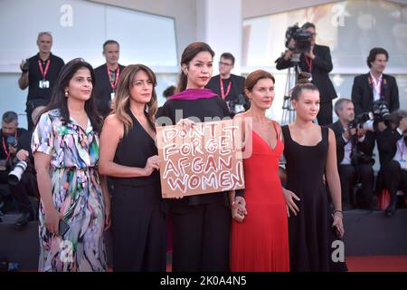 Venezia, Italia. 09th Set, 2022. VENEZIA, ITALIA - 09 SETTEMBRE: Alessandra Moretti partecipa al tappeto rosso 'Chiara' al 79th° Festival Internazionale del Cinema di Venezia, il 09 settembre 2022 a Venezia. Credit: dpa/Alamy Live News Foto Stock