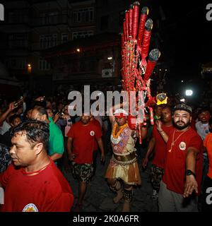 Thimi, Bhaktpaur, Bagmati, Nepal. 10th Set, 2022. Birendra Bhakta Gaju Shrestha esegue un rituale dopo aver piercing la lingua per il suo tempo nella sua vita, durante l'annuale Tongue Piercing Festival in occasione degli Indrajatra al villaggio di Diguli di Madhyapurthimi, Bhaktapur il Sabato. (Credit Image: © Amit Machamasi/ZUMA Press Wire) Foto Stock