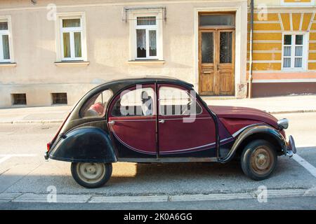 Samobor, Croazia - 05 20, 2022: Citroën Dyane è un veicolo commerciale prodotto dal costruttore francese Citroën. Foto Stock