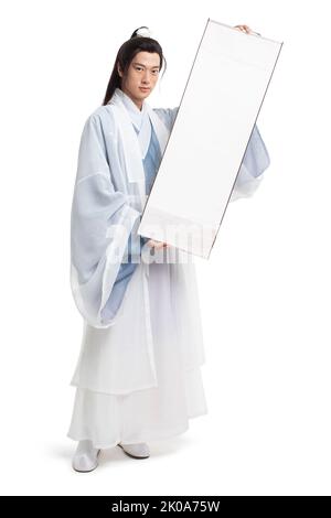 Giovane uomo cinese in costume antico con un rotolo bianco Foto Stock