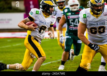 Schwaebisch Hall, Germania. 10th Set, 2022. US Football: Schwaebisch Hall Unicorns / Berlin Adler. QB # 6 Zachary Cavanaugh/Berlin Adler Credit: Frank Baumert/Alamy Live News Foto Stock