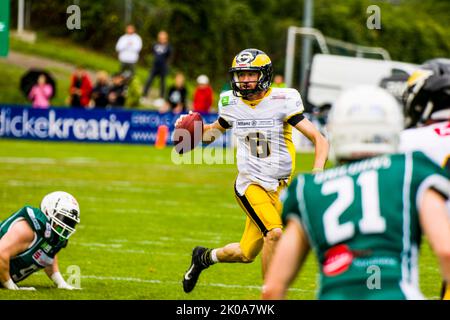 Schwaebisch Hall, Germania. 10th Set, 2022. US Football: Schwaebisch Hall Unicorns / Berlin Adler. QB # 6 Zachary Cavanaugh/Berlin Adler Credit: Frank Baumert/Alamy Live News Foto Stock