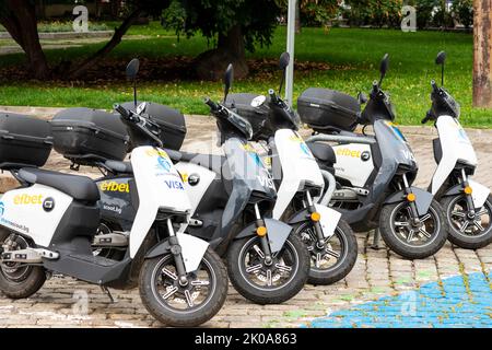 Scooter elettrici noleggiati da Shahascoot parcheggiati a Sofia, Bulgaria, Europa dell'Est, Balcani, UE Foto Stock