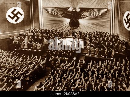 Il Parlamento tedesco. Adolf Hitler prende il saluto nazista. Foto Stock