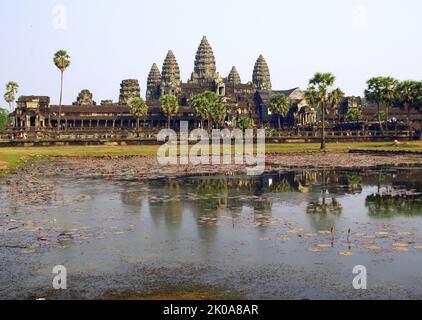 Angkor Wat, un complesso di templi nel nord-ovest della Cambogia. Simbolo nazionale e sito sacro del buddismo cambogiano, il complesso è un sito patrimonio dell'umanità dell'UNESCO e una destinazione turistica significativa. Angkor Wat è il più grande complesso religioso del mondo per area terrestre. Il tempio è stato costruito all'inizio del 12th ° secolo per volere di Suryavarman II dell'Impero Khmer Foto Stock