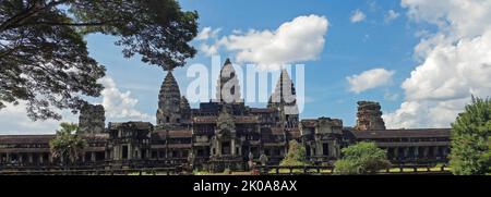 Angkor Wat, un complesso di templi nel nord-ovest della Cambogia. Simbolo nazionale e sito sacro del buddismo cambogiano, il complesso è un sito patrimonio dell'umanità dell'UNESCO e una destinazione turistica significativa. Angkor Wat è il più grande complesso religioso del mondo per area terrestre. Il tempio è stato costruito all'inizio del 12th ° secolo per volere di Suryavarman II dell'Impero Khmer Foto Stock