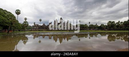 Angkor Wat, un complesso di templi nel nord-ovest della Cambogia. Simbolo nazionale e sito sacro del buddismo cambogiano, il complesso è un sito patrimonio dell'umanità dell'UNESCO e una destinazione turistica significativa. Angkor Wat è il più grande complesso religioso del mondo per area terrestre. Il tempio è stato costruito all'inizio del 12th ° secolo per volere di Suryavarman II dell'Impero Khmer Foto Stock