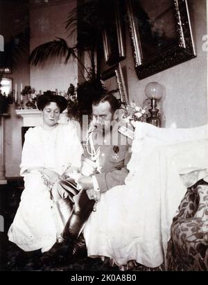 Zar Nicola II e l'imperatrice Alexandra Feodorovna di Russia. Furono tutti uccisi durante la prigionia bolscevica nel 1918, durante la Rivoluzione russa Foto Stock
