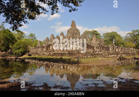 Angkor Wat, un complesso di templi nel nord-ovest della Cambogia. Simbolo nazionale e sito sacro del buddismo cambogiano, il complesso è un sito patrimonio dell'umanità dell'UNESCO e una destinazione turistica significativa. Angkor Wat è il più grande complesso religioso del mondo per area terrestre. Il tempio è stato costruito all'inizio del 12th ° secolo per volere di Suryavarman II dell'Impero Khmer Foto Stock