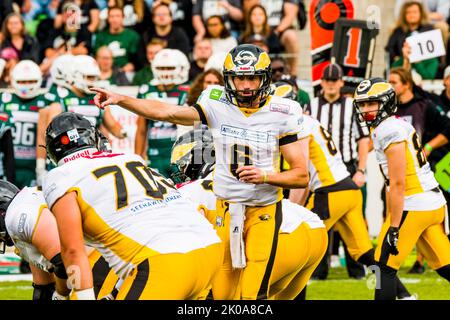 Schwaebisch Hall, Germania. 10th Set, 2022. US Football: Schwaebisch Hall Unicorns / Berlin Adler. Berlin Adler/QB # 6 Zachary Cavanaugh Credit: Frank Baumert/Alamy Live News Foto Stock