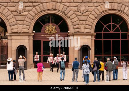 Gruppo di turisti che partecipano alla cerimonia del cambio delle guardie al di fuori dell'edificio della Presidenza bulgara, Sofia, Bulgaria, Europa orientale, Balcani, UE Foto Stock