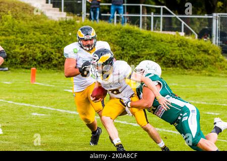 Schwaebisch Hall, Germania. 10th Set, 2022. US Football: Schwaebisch Hall Unicorns / Berlin Adler. QB # 6 Zachary Cavanaugh/Berlin Adler Credit: Frank Baumert/Alamy Live News Foto Stock