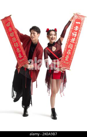 Felice coppia giovane per celebrare il capodanno cinese Foto Stock