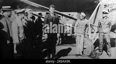 Charles Augustus Lindbergh (4 febbraio 1902 – 26 agosto 1974) è stato un . All'età di 25 anni, è passato dall'oscurità come pilota della posta aerea degli Stati Uniti alla fama mondiale istantanea vincendo il Premio Orteig per aver effettuato il primo volo non-stop da New York a Parigi il 20-21 maggio 1927 Foto Stock