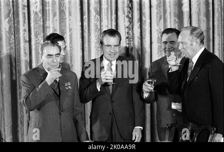 Il presidente Richard Nixon e il leader sovietico Leonid Brezhnev seduti nella Casa Bianca, ritratto di George Washington sullo sfondo, 1973 Foto Stock