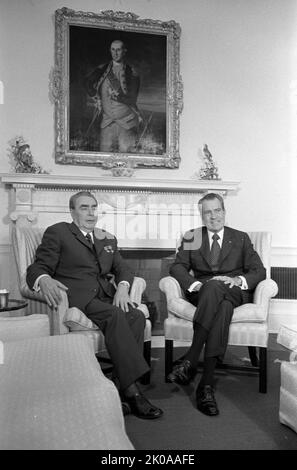 Il presidente degli Stati Uniti Richard Nixon con (da sinistra a destra) il leader sovietico Leonid Brezhnev, il ministro degli Affari Esteri sovietico Andrei Gromyko, e il segretario di Stato William P. Rogers, brinda la firma di accordi tra i due paesi in materia di oceanografia, trasporti e scambi culturali. 1973 Foto Stock