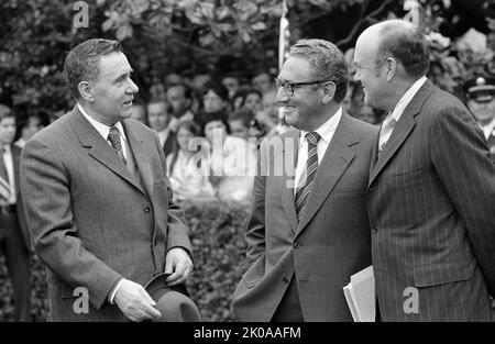 Il Segretario di Stato americano Henry Kissinger (centro) e un altro uomo che parla con Andrei Gromyko, ministro sovietico degli affari esteri (sinistra), durante una visita del leader dell'Unione Sovietica Leonid Brezhnev a Washington, D.C., 1973 Foto Stock