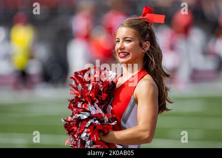 Columbus, Ohio, Stati Uniti. 10th Set, 2022. Una cheerleader degli Ohio state Buckeyes durante la partita tra gli Arkansas state Red Wolves e gli Ohio state Buckeyes all'Ohio Stadium, Columbus, Ohio. (Credit Image: © Scott Stuart/ZUMA Press Wire) Credit: ZUMA Press, Inc./Alamy Live News Foto Stock