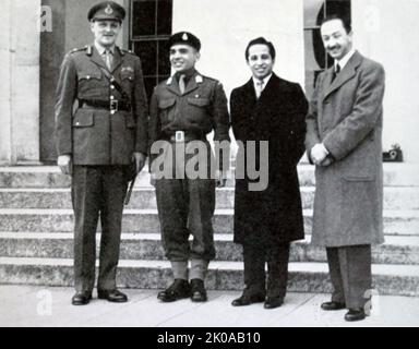 Re Faisal dell'Iraq in visita a Sandhurst. Faisal II (2 maggio 1935 – 14 luglio 1958) è stato l'ultimo re dell'Iraq. Regnò dal 4 aprile 1939 al luglio 1958, quando fu ucciso durante la Rivoluzione del 14 luglio. Durante la seconda guerra mondiale, Faisal fu evacuato insieme a sua madre in Inghilterra, dove frequentò la Harrow School Foto Stock