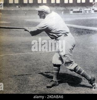 Ty Cobb. Tyrus Raymond Cobb (18 dicembre 1886 – 17 luglio 1961) è stato un . Cobb ha trascorso 22 stagioni con i Detroit Tigers, gli ultimi sei come giocatore-manager della squadra, e ha finito la sua carriera con i Philadelphia Athletics. Cobb è ampiamente accreditato con l'impostazione di 90 record MLB durante la sua carriera Foto Stock