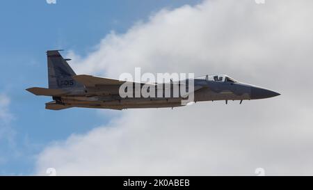 Un paio di F-15Cs, assegnato alla base della Guardia Nazionale aerea dell'Oregon 142nd Wing, Portland Air National Guard, eseguono diversi flybys all'Oregon International Airshow di McMinnville, Ore., 20 agosto 2022. La Guardia Nazionale dell'Oregon Air gestisce due ali di volo, una co-situata presso l'aeroporto internazionale di Portland, e la 173rd Fighter Wing, un'unità di addestramento F-15, si trova a Klamath Falls. (STATI UNITI Foto della Guardia Nazionale aerea di Master Sgt. John Winn) Foto Stock