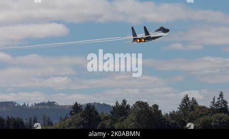 Un paio di F-15Cs, assegnato alla base della Guardia Nazionale aerea dell'Oregon 142nd Wing, Portland Air National Guard, eseguono diversi flybys all'Oregon International Airshow di McMinnville, Ore., 20 agosto 2022. La Guardia Nazionale dell'Oregon Air gestisce due ali di volo, una co-situata presso l'aeroporto internazionale di Portland, e la 173rd Fighter Wing, un'unità di addestramento F-15, si trova a Klamath Falls. (STATI UNITI Foto della Guardia Nazionale aerea di Master Sgt. John Winn) Foto Stock