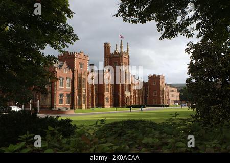 La bandiera della Queen's University Belfast vola a metà albero dopo la morte della Regina Elisabetta II Foto Stock