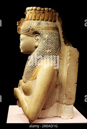 Meritamen, figlia del re Ramses II e successivamente della moglie reale grande del faraone Ramesses il grande. Statua della regina Meritamen. La statua raffigura la parte superiore della regina Meritamen tenendo in mano la collana Manat, che viene utilizzata per rivestire in cerimonie religiose per venerare dei. Abdel Razek ha notato che la statua è stata trovata all'interno del suo piccolo tempio a Ramesseum (il tempio funerario di Ramses II) Foto Stock