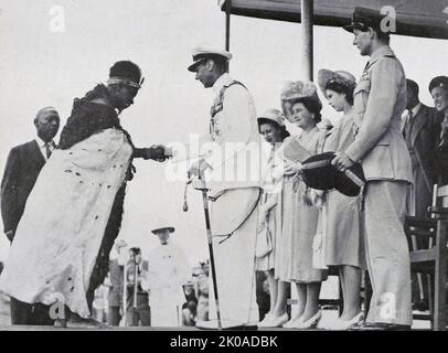 Re Giorgio V d'Inghilterra con la Regina Elisabetta e la Principessa Elisabetta salutano la Regina Madre dello Swaziland. 1947. Nukwase Ndwandwe (c.. 1890 – 15 settembre 1957) fu la Regina Madre dello Swaziland, zia di Sobhuza II, e sorella di Lomawa Ndwandwe Foto Stock